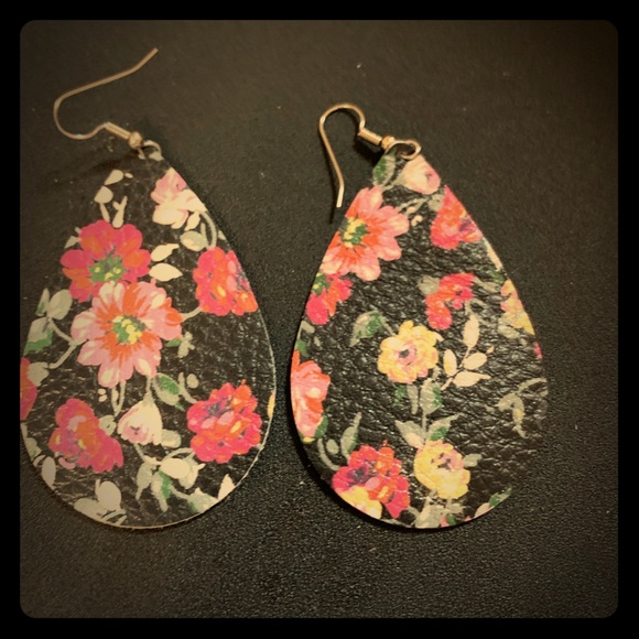 Large leather earnings - Picture 1 of 1